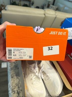 Nike Womens Quest 5 Running Shoes - Cream with Light Purple Accents